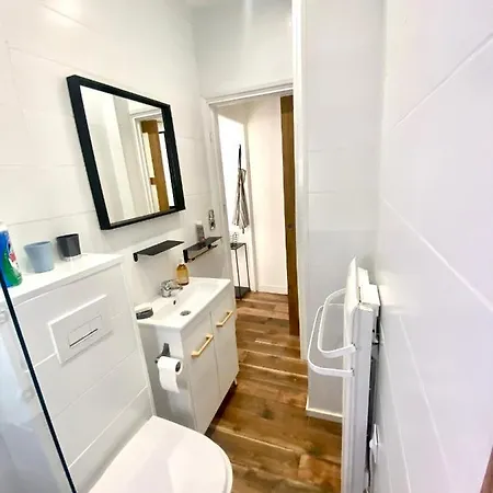 Grand T2 En Rez De Chaussee Avec Grande Terrasse Proche Du Centre Tramway A 2 Mn